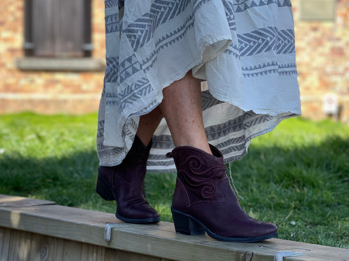 European ankle boots hand made in Portugal, embroidered design on the ankle, along with ribbed leather detail. Western style bootie in Bordeaux