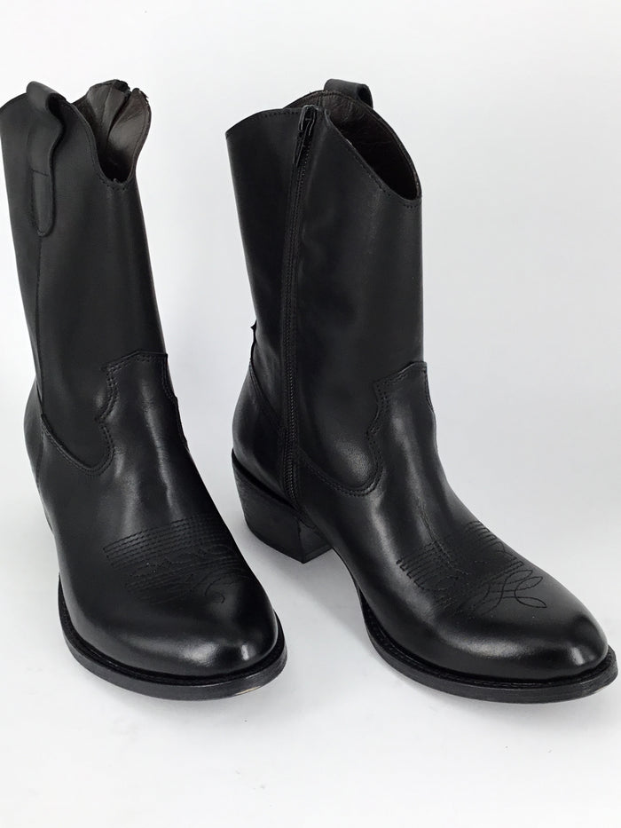 Felmini Noelle available in 2 colours